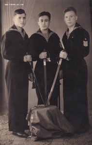 Курсанты КАУБО ВМС с палашами. Рига,16.11.1947 г.