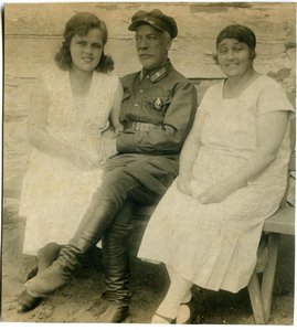 НКВДшник со знаком R