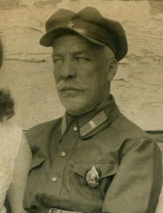 НКВДшник со знаком R