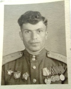 Фото лейтенанта и капитана с орденами Суворова.