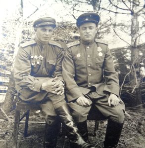 Фото лейтенанта и капитана с орденами Суворова.