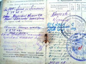 Две красноармейские книжки на десантника и радиста.