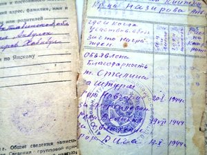 Две красноармейские книжки на десантника и радиста.