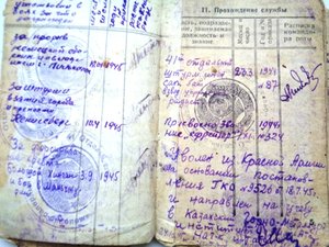 Две красноармейские книжки на десантника и радиста.