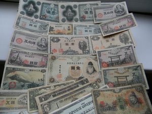 45 старинных банкнот Японии.