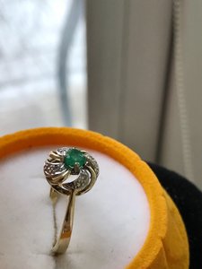 Классическое колечко с изумрудом и бриллиантиками..золото