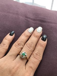 Классическое колечко с изумрудом и бриллиантиками..золото