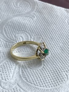 Классическое колечко с изумрудом и бриллиантиками..золото