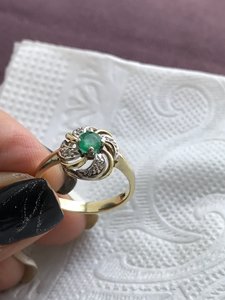 Классическое колечко с изумрудом и бриллиантиками..золото