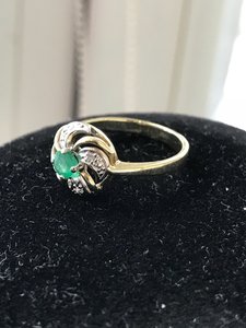 Классическое колечко с изумрудом и бриллиантиками..золото