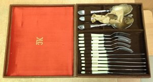 Столовый набор на 24 предмета в коробке.