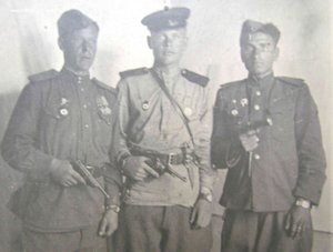 Фото 1945 г. Солдаты с пистолетами