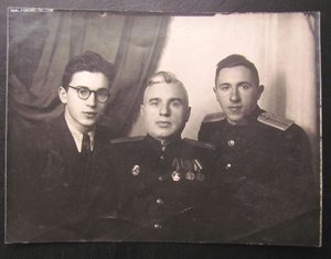 Фото со знаком Почётному железнодорожнику