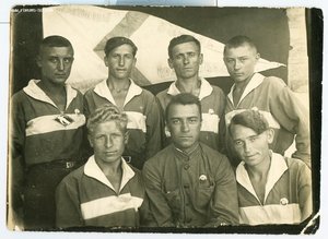 "Спартаковцы" с Знаками ОСВОД на Фоне Переходящего Вымпела.