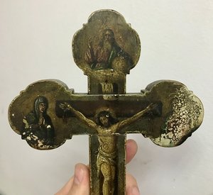 Огромных размеров крест - мощивик. ДЕРЕВО. ТЕМПЕРА.