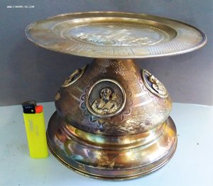 Дискос и 2 тарели.