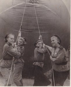 Девушки с аэростатом. Москва,1943 г. ТАСС.