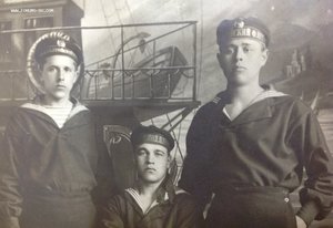 Три краснофлотца -интересные бескозырки 1923 год