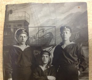 Три краснофлотца -интересные бескозырки 1923 год