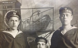 Три краснофлотца -интересные бескозырки 1923 год