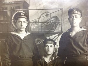 Три краснофлотца -интересные бескозырки 1923 год