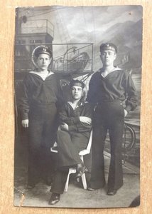 Три краснофлотца -интересные бескозырки 1923 год