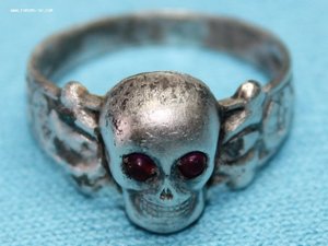 Перстень " ЧЕРЕП" с красными камушками