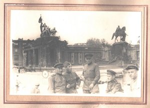 Альбом с фотографиями офицера.