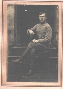 Альбом с фотографиями офицера.