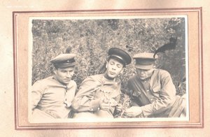 Альбом с фотографиями офицера.