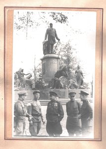 Альбом с фотографиями офицера.