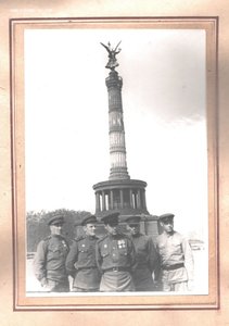 Альбом с фотографиями офицера.