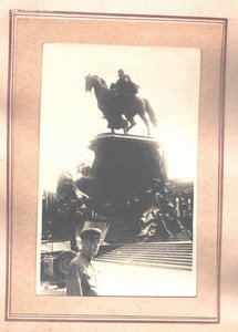 Альбом с фотографиями офицера.