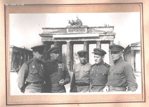 Альбом с фотографиями офицера.