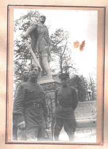 Альбом с фотографиями офицера.