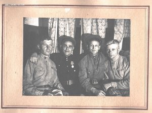 Альбом с фотографиями офицера.