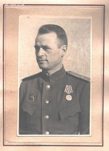 Альбом с фотографиями офицера.