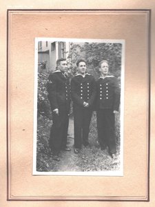 Альбом с фотографиями офицера.