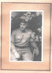 Альбом с фотографиями офицера.