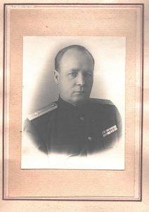 Альбом с фотографиями офицера.