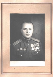 Альбом с фотографиями офицера.