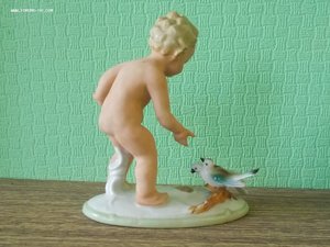 Пупс, кормящий голубей. Германия (довоен.)