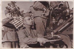 Расчёт зенитного орудя. 2-й Приб.фронт. 1944 год. 3 фото.