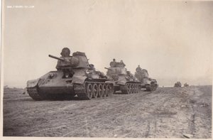 Колонна Т- 34 в Польше. 1944 год. ТАСС.