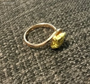 Кольцо женское с самородком.