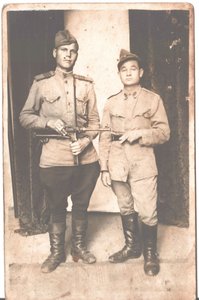 С трофейным оружием.