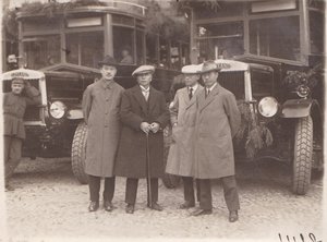 Советские дипломаты у автобусов "LEYLAND".