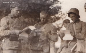 Красноармейцы террчасти (латыши,литовцы) за чтением листовок