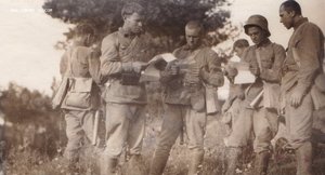 Красноармейцы террчасти (латыши,литовцы) за чтением листовок