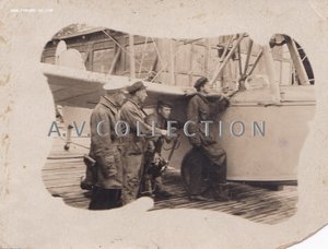 Красные военлёты у гидроплана. 1920-е гг.